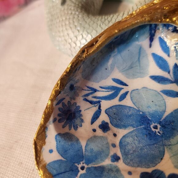 DECOUPAGE BLUE FLOWERS ON A CLAM SHELL - Picture 3 of 9